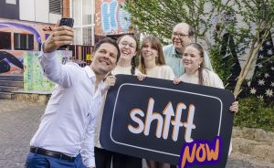 v.l.n.r. Steffen Krach, Regionspräsident, Schülerinnen aus Hannover, Christian Meyer, Niedersächsischer Minister für Umwelt, Energie und Klimaschutz