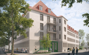 Mehrstöckiges Wohngebäude mit rotem Ziegeldach, Balkonen und grünem Eingang, umgeben von Bäumen und Fußgängern.