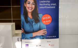 Roll-up-Banner: „Niedersächsischer Unternehmerinnenkongress 2025", 22.11.25, 10–16 Uhr, mit Foto einer Frau in Blau.