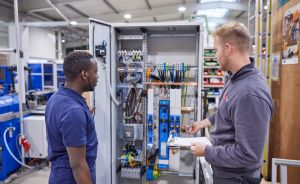 Felix Spremberg und ein Monteur in der Werkstatt.