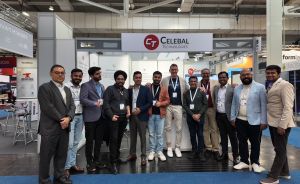 Gruppe von ca. 13 Personen vor dem Messestand von „Celebal Technologies" in einer Ausstellungshalle.