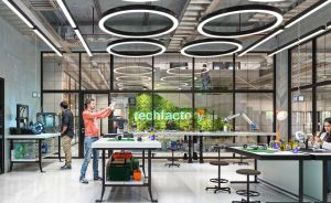 techfactory Labor, mehrere Studierende an der Arbeit und am Forschen, helles Licht, weiße Tische