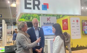 Drei Personen im Gespräch vor einem Messestand mit „HANNOVER"-Schriftzug und Kubitur-Logo in einer Messehalle.