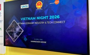 Bildschirm zeigt „Vietnam Night 2026 – Vietnam-Germany Industry & Tech Connect", 21. April 2026, Hannover Messe.