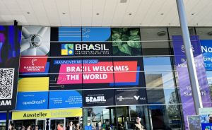 Eingang der Hannover Messe 2026 mit großem Werbebanner „Brazil Welcomes the World", Besucher vor dem Gebäude.