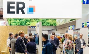 Messestand mit großem "HANNOVER"-Schriftzug, darunter mehrere Personen in einer Ausstellungshalle.