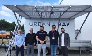 Fünf Männer vor einem Truck mit Aufschrift Urban Ray