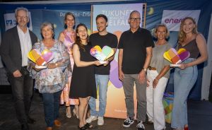 Die Gewinner*innen des ZUKUNFT braucht VIELFALT-Award mit Julia Kümper, Teamleitung Wirtschaftsförderung der Region Hannover,, Steffen Krach, Regionspräsident und Ulf-Birger Franz, Wirtschaftsdezernent.