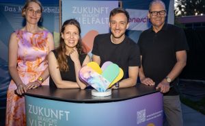 Zwei Männer und zwei Frauen an einem Tresen.