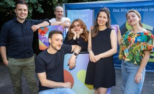Sechs Personen am Messestand von Zukunft braucht Vielfalt vor dem Hintergrundbanner vom Seh-Fest,