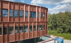 Baustellenbild mit Fassade des OPTICUM im Wissenschaftspark Hannover-Marienwerder