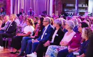 Publikum mit Männern und Frauen.