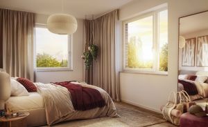 Schlafzimmer mit Fenstern, Bett, Deckenlampe und Vorhängen