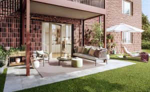 Terrasse im Erdgeschoss mit Gartenmöbeln und Wohnhaus im Hintergrund
