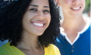 Broschürencover der Stadt Hannover: Zwei junge lächelnde Menschen, Text „Sprache beherrschen – Ausbildung meistern".