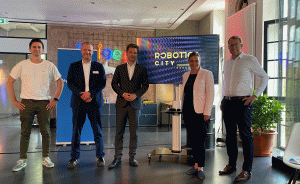 Regionspräsident Steffen Krach enthüllt gemeinsam mit weiteren Würdenträgern die Dachmarke “Robotics City Hannover“