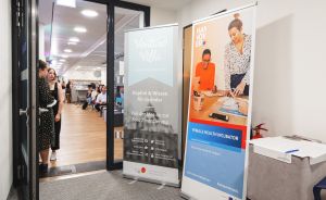 Zwei Rollup-Banner im Eingangsbereich: "Venture Villa" und "Female Health Incubator Hannover". Im Hintergrund Veranstaltungsraum.
