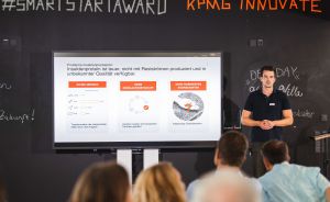 Mann präsentiert Folie zu Insektenprotein beim KPMG Innovate #SmartStartAward vor Publikum.