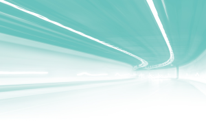 Tunneldurchfahrt mit Lichtstreifen an der Decke, türkis-weißer Farbton, Bewegungsunschärfe, geschwungene Kurve.