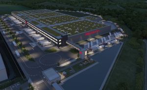 Luftbild-Rendering eines großen Rossmann-Logistikzentrums mit Gründach, Lkw-Rampen und Parkplätzen bei Nacht.