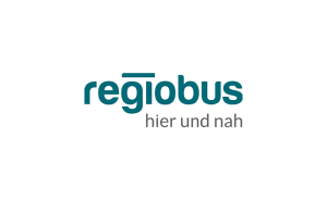 Logo „regiobus" in Petrol mit Slogan „hier und nah" in Grau auf weißem Hintergrund.