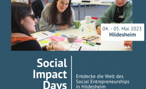 Flyer: Social Impact Days, 04.–05. Mai 2023, Hildesheim. Drei Frauen arbeiten an einem Tisch mit Notizen.