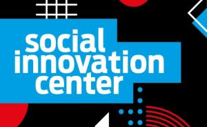 Grafisches Design mit Text "social innovation center" auf blauem Hintergrund, schwarzen, roten und weißen geometrischen Formen.