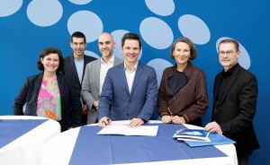 Gemeinsam für verschlankte Prozesse bei der Fachkräfteeinwanderung: IHK-Abteilungsleiterin Silke Richter, Hannovers Erster Stadtrat und Ordnungsdezernent Axel von der Ohe, Hannovers Oberbürgermeister Belit Onay, Regionspräsident Steffen Krach, Christine Karasch, Dezernentin für Öffentliche Sicherheit und Zuwanderung und Dr. Carl-Michael Vogt, Stellvertretender Hauptgeschäftsführer der Handwerkskammer Hannover.