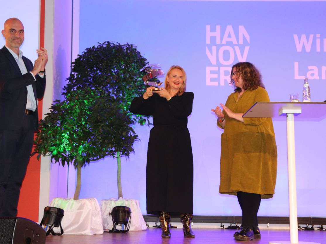 Oberbürgermeister Belit Onay; STADT-HANNOVER-PREISträgerin Sabine Güse-Henschel, Trüffel Güse; Anja Ritschel, Wirtschafts- und Umweltdezernentin Landeshauptstadt Hannover