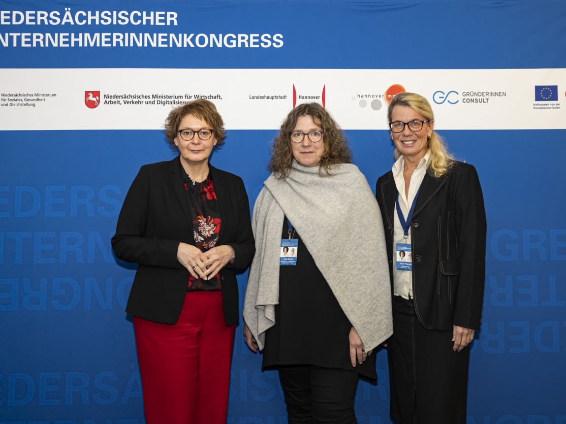 Niedersachsens Ministerin für Soziales, Arbeit, Gesundheit und Gleichstellung und Hannovers Dezernentin für Wirtschaft und Umwelt, Daniela Behrens, gemeinsam mit der Geschäftsführerin von Hannovers Wirtschafts­förderungs­gesellschaft hannoverimpuls, Doris Petersen