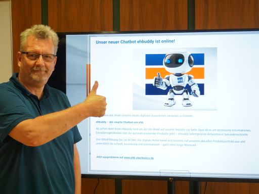 Geschäftsführer Bernd Reinmold der ehb electronics gmbh mit dem Chatbot ehbuddy Geschäftsführer Bernd Reinmold der ehb electronics gmbh mit dem Chatbot ehbuddy