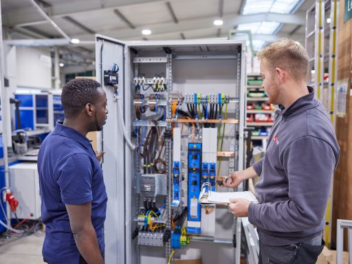 Felix Spremberg und ein Monteur in der Werkstatt.