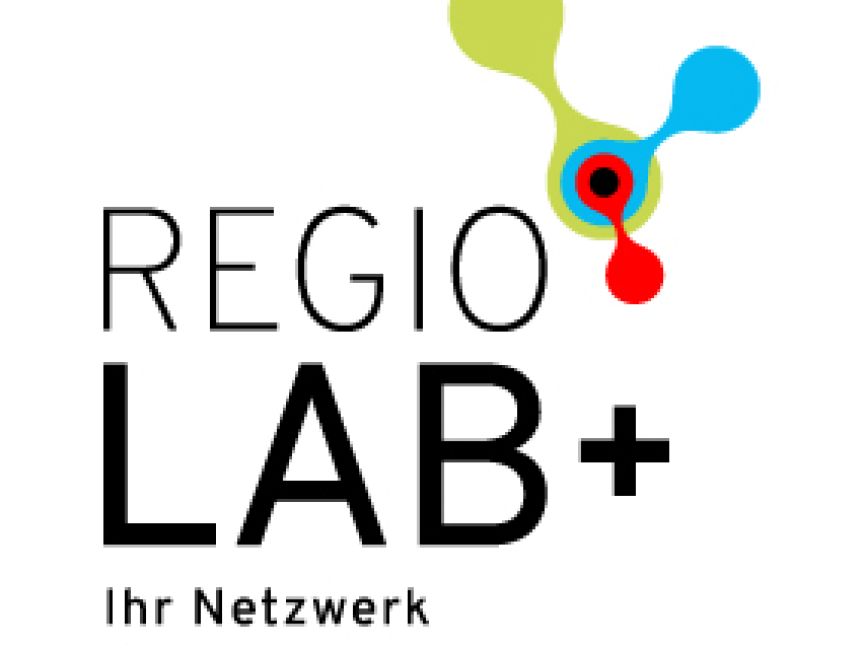 Logo "REGIO LAB+" mit buntem Molekül-Symbol in Grün, Blau und Rot. Slogan: "Ihr Netzwerk für Weiterbildung".