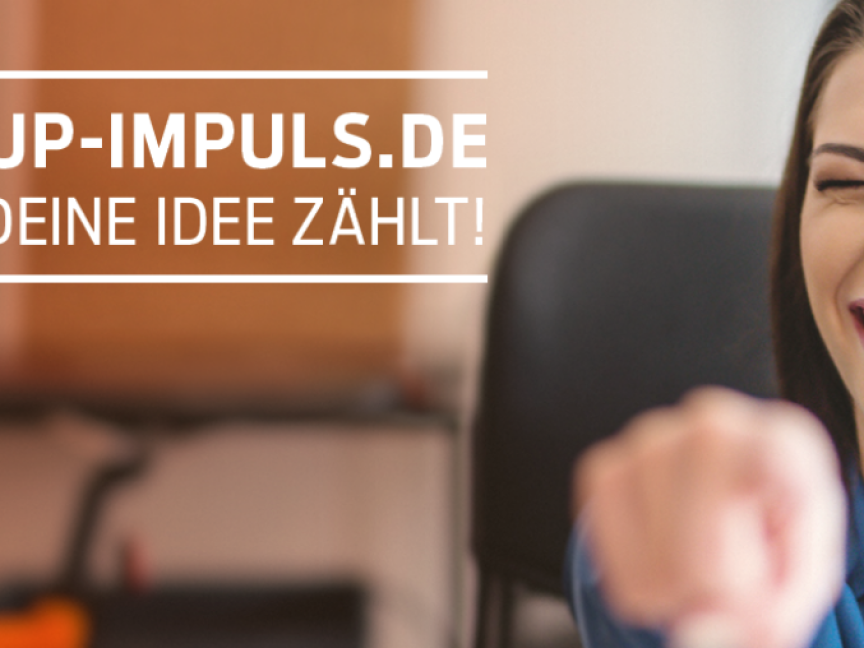 Lächelnde Frau schaut durch gerolltes Papier; Text: startup-impuls.de – Mach mit, nächster Durchlauf Oktober 2025.