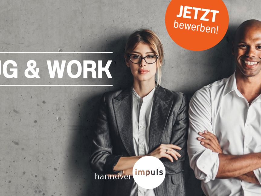 „Plug & Work – Zwei Personen vor grauer Wand, Text: Jetzt bewerben!, Logo: hannover impuls"