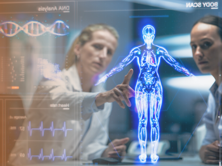 Zwei Frauen in Laborkitteln analysieren holografische Körperscan- und DNA-Visualisierungen auf digitalen Displays.