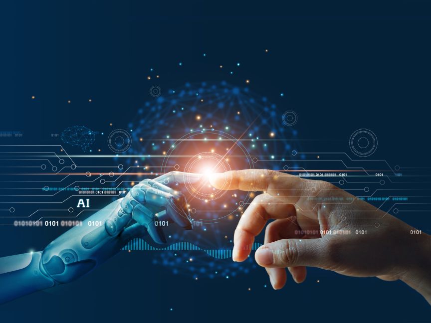„Roboterhand und menschliche Hand berühren sich fingerspitzenweise vor blauem, digitalem Hintergrund mit KI-Symbolen."
