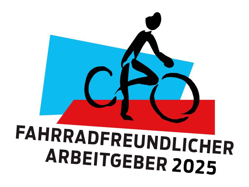 Logo mit Piktogramm einer Person auf Fahrrad vor blau-roter Fläche. Text: „Fahrradfreundlicher Arbeitgeber 2025"