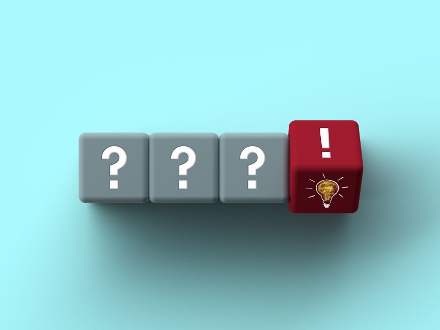 Drei Würfel mit Fragezeichen und ein Würfel mit Ausrufezeichen und Glühbirne