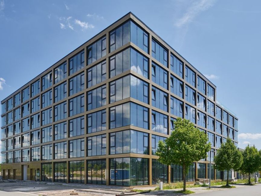 Bürogebäude mit Glasscheiben