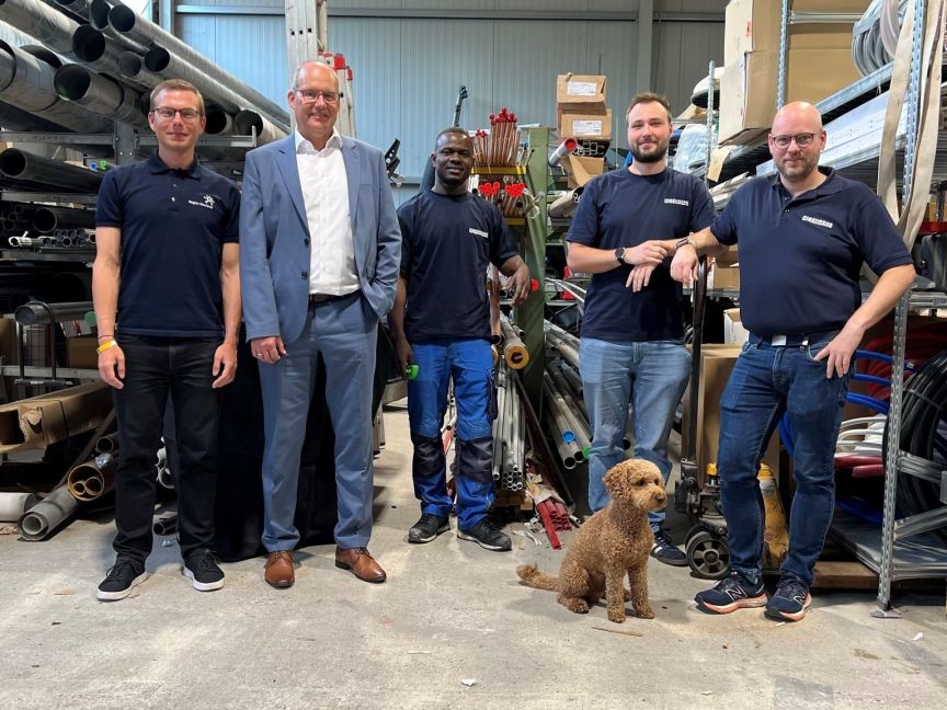 v.l.n.r. Marcus Voitel, Koordinator und Beratungsleitung Umsteigen statt Aussteigen, Ulf-Birger Franz, Wirtschaftsdezernent der Region Hannover, Didier Donfack Kana und Ole Zimmermann, ehemalige Studienabbrecher und Gesellen der Behrens Wasser Wärme GmbH, Jens Niemann, Geschäftsführer der Behrens Wasser Wärme GmbH