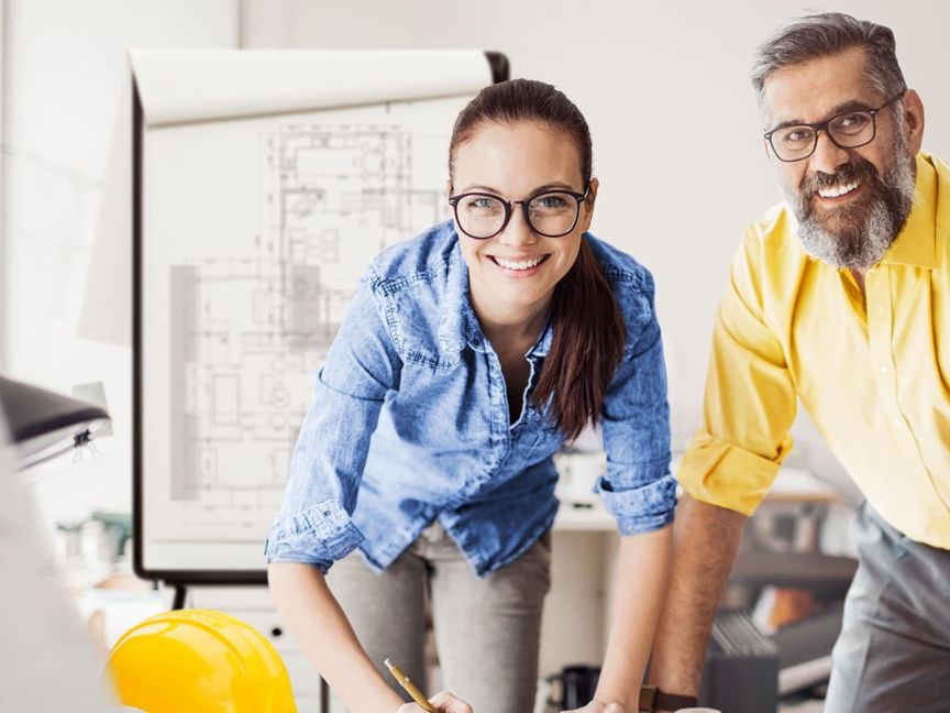 Geschäftsführer und Mitarbeiterin einer Architekturfirma.