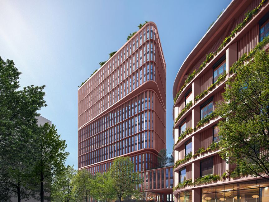 Zwei moderne Hochhäuser mit roter Fassade und begrünten Balkonen, belebter Platz mit Bäumen und Passanten.