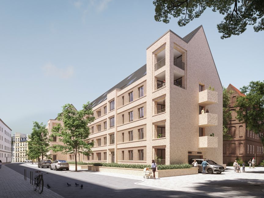 Modernes Wohngebäude aus hellem Backstein, fünfstöckig, mit Balkonen, Bäumen und Fußgängern auf gepflastertem Platz.