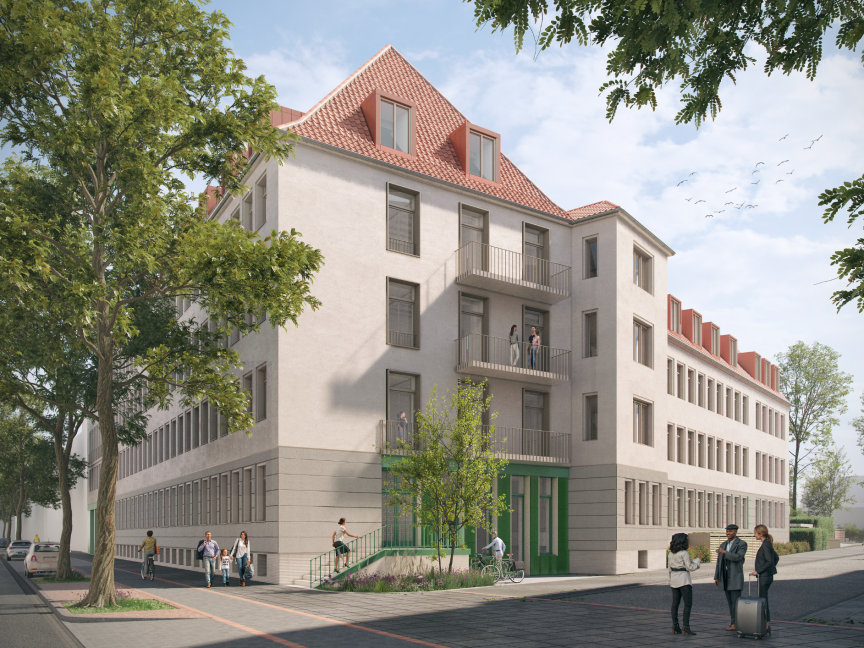 Mehrstöckiges Wohngebäude mit rotem Ziegeldach, Balkonen und grünem Eingang, umgeben von Bäumen und Fußgängern.