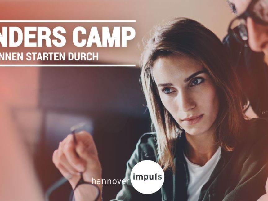 Zwei Personen vor einem Bildschirm, Text: Founders Camp – Gründer*innen starten durch, hannover impuls