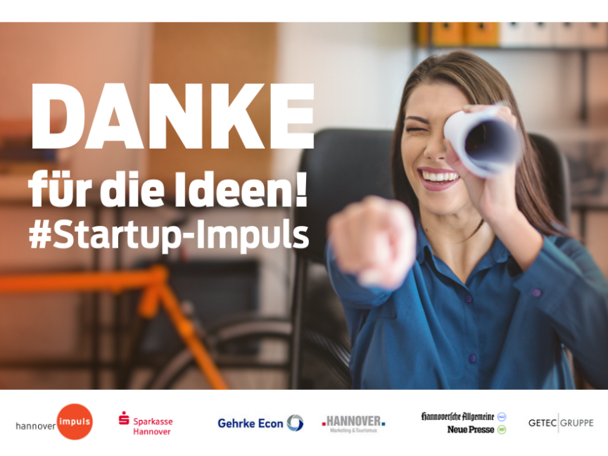 Frau schaut durch gerolltes Papier, lacht, zeigt mit Finger. Text: „DANKE für die Ideen! #Startup-Impuls". Logos unten.