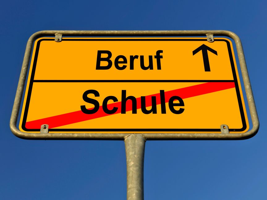 Gelbes Ortsschild mit Aufschrift „Beruf" (Pfeil hoch) und durchgestrichenem „Schule", blauer Himmel.