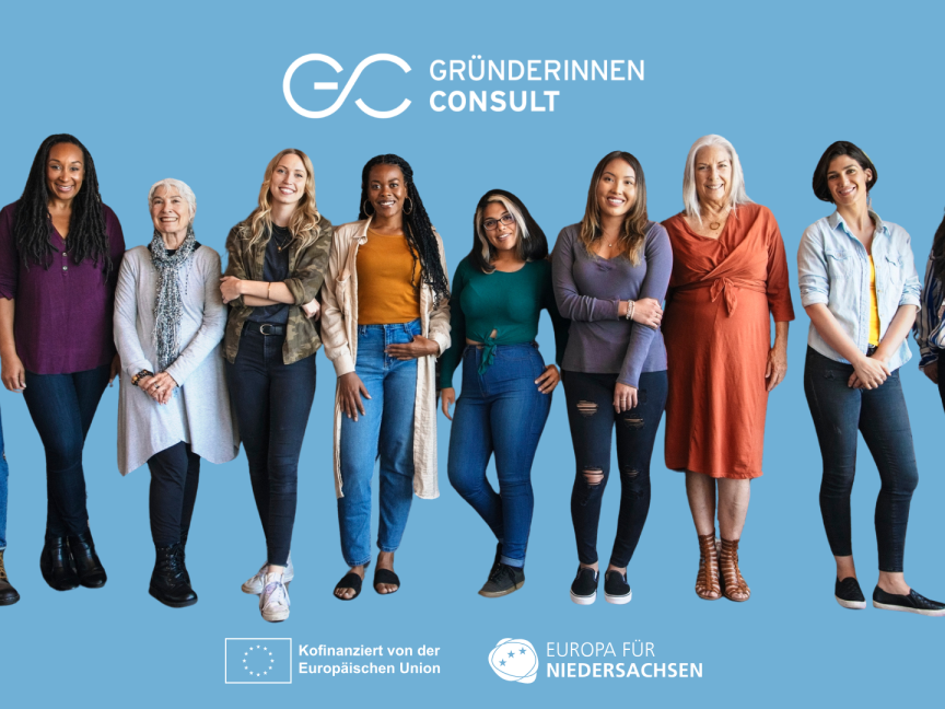 Zehn Frauen unterschiedlichen Alters stehen nebeneinander vor blauem Hintergrund. Logo: Gründerinnen Consult, EU-Förderung.