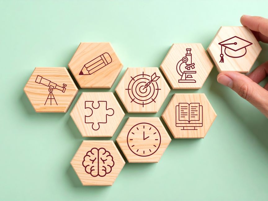 Holzbausteine mit Stift, Puzzleteil, Dartscheibe, Mikroskop, Uhr, Buch